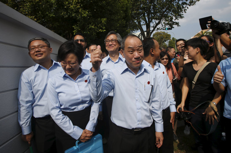 Workersu00e2u20acu2122 Party (WP) secretary-general Low Thia Khiang (right) gestures to his team of candidates as they arrive to submit papers during nomination day, ahead of the general elections in Singapore September 1, 2015. u00e2u20acu201d Reuters pic