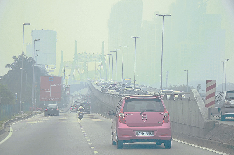The Federal Highway exit from the Damansara-Puchong Highway was covered in smog Sept 27, 2015. u00e2u20acu201d Picture by Adib Ramli