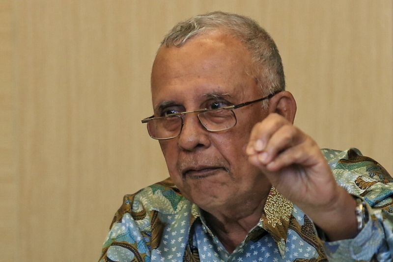 Tan Sri Mohd Sheriff Mohd Kassim speaking on legalising political funding at The Royal Lake Club. u00e2u20acu2022 Picture by Saw Siow Feng