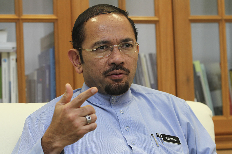 MACC Deputy Commissioner Datuk Mustafar Ali speaks during an interview at his office in Putrajaya, August 28, 2015. u00e2u20acu201d Picture by Yusof Mat Isa