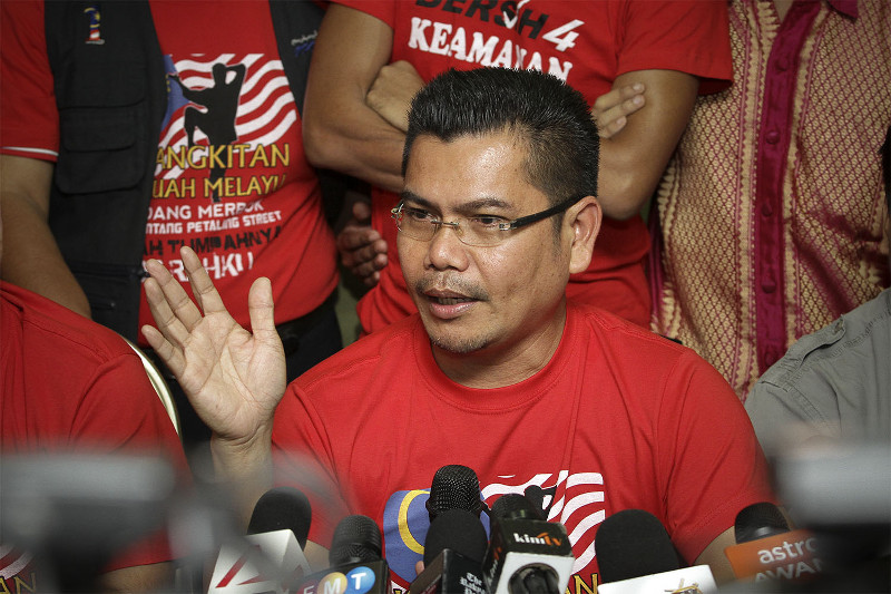 Datuk Jamal Md Yunos speaks to members of the media during a press conference  at the Kelab Sultan Sulaiman in Kuala Lumpur, September 10, 2015. u00e2u20acu201d Picture by Yusof Mat Isa