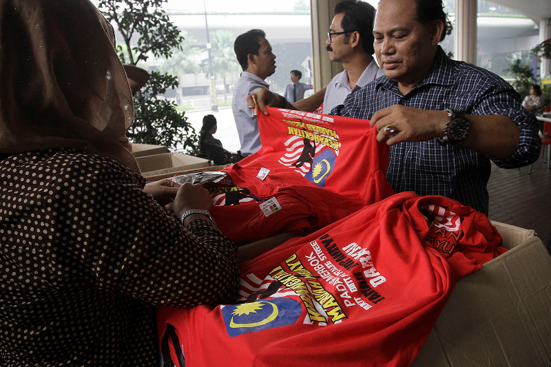 Proponents of a September 16 street demonstration return to Putra World Trade Centre on September 11, 2015 to sell T-shirts promoting the Malay u00e2u20acu02dcuprisingu00e2u20acu2122. u00e2u20acu201d Pictures by Yusof Mat Isa