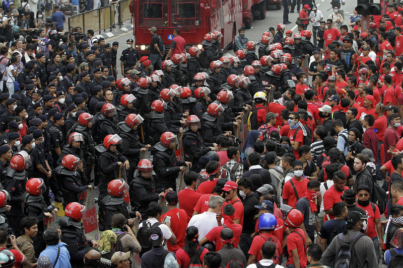Riot police form a wall at the entrance of Petaling Street to prevent protesters from breaking through, September 16, 2015. u00e2u20acu201d Picture by Yusof Mat Isa