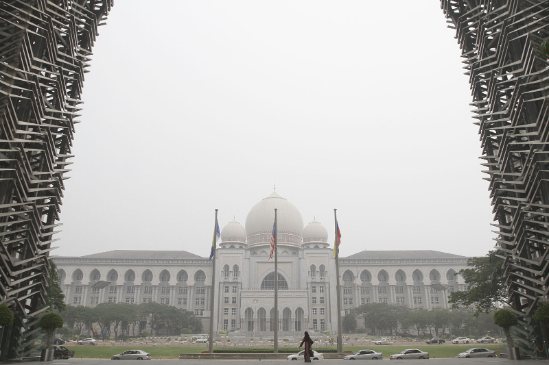The Palace of Justice is shrouded in haze in Putrajaya on September 29, 2015. u00e2u20acu201d Picture of Yusof Mat Isa