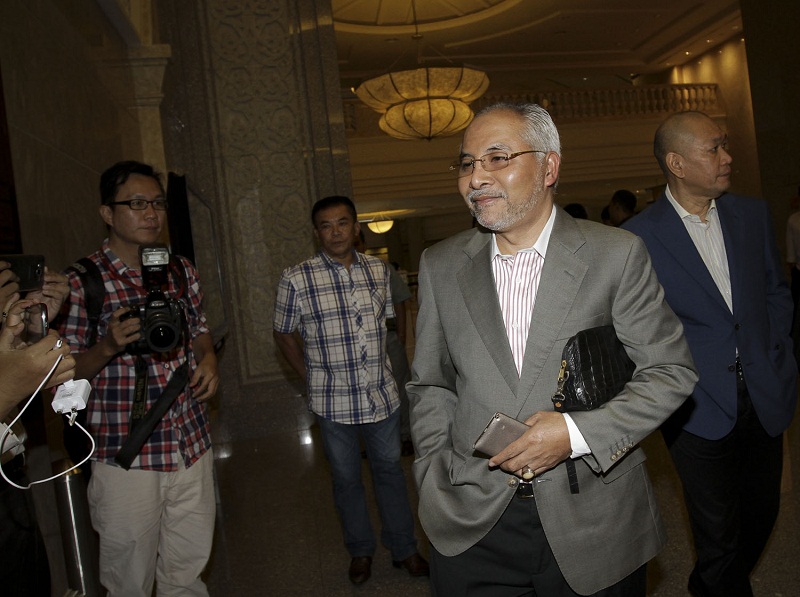 Former Selangor mentri besar Dr Mohamad Khir Toyo (second from right) arrives at the Federal Court in Putrajaya, September 29, 2015. u00e2u20acu201d Picture by Yusof Mat Isa