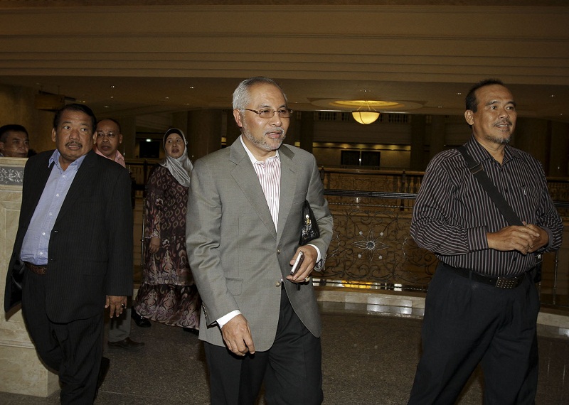 Former Selangor mentri besar Dr Mohamad Khir Toyo (centre) arrives at the Federal Court in Putrajaya, September 29, 2015. u00e2u20acu201d Picture by Yusof Mat Isa