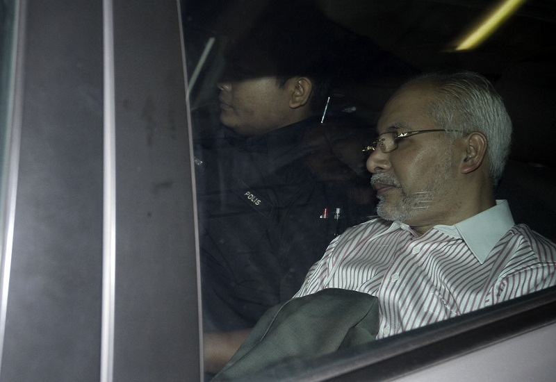Malaysian prison personnel escort former Selangor mentri besar Dr Mohamad Khir Toyo  (right) as he leaves the Federal Court in Putrajaya on September 29, 2015. u00e2u20acu201d Picture by Yusof Mat Isa
