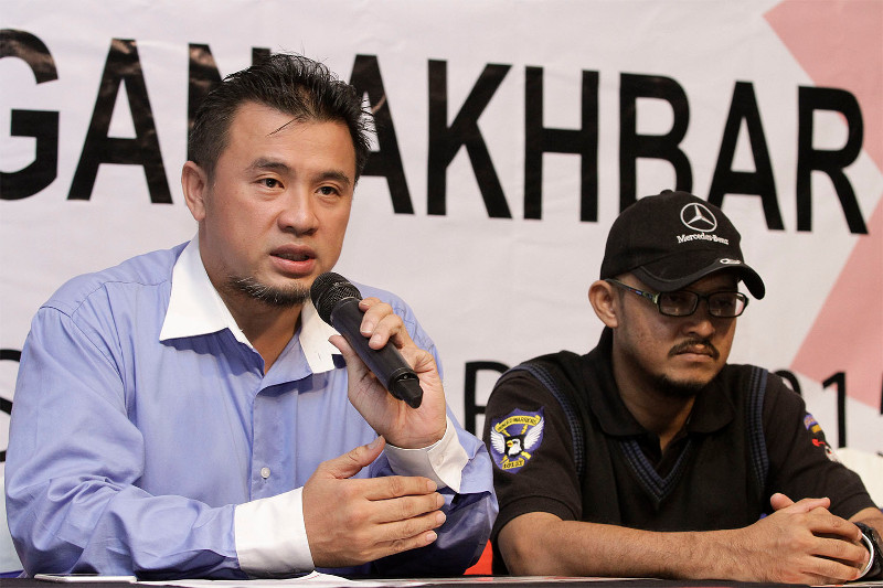 Mevta president, Allan Foo(left) speaking during a press conference at the Saloma Bistro in Kuala Lumpur, September 18, 2015. Sitting next to him is Rizani Zakaria, Metvau00e2u20acu2122s vice-president. u00e2u20acu201d Picture by Yuosf Mat Isa
