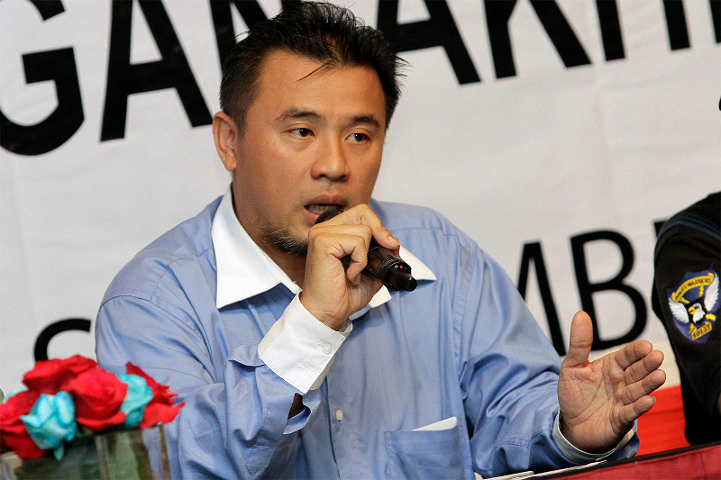Mevta president, Allan Foo(left) speaking during a press conference at the Saloma Bistro in Kuala Lumpur, September 18, 2015. u00e2u20acu201d Picture by Yuosf Mat Isa