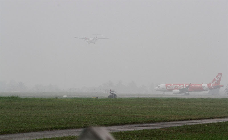 An airplane is seen landing under hazy sky condition at the Sultan Abdul Aziz Shah Airport in Subang, Sept 15, 2015. u00e2u20acu201d Picture by Yusof Mat Isa