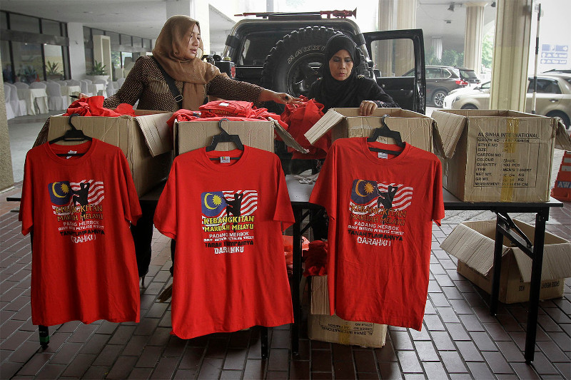 Proponents of a September 16 street demonstration return to Putra World Trade Centre on September 11, 2015 to sell T-shirts promoting the Malay u00e2u20acu02dcuprisingu00e2u20acu2122. u00e2u20acu201d Pictures by Yusof Mat Isa