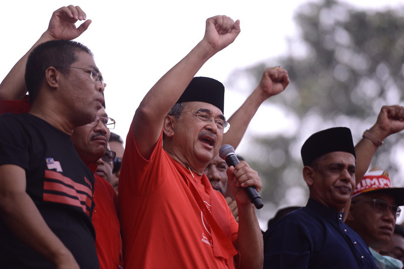 Tan Sri Mohd Ali Mohd Rustam speaks at the u00e2u20acu02dcHimpunan Rakyat Bersatuu00e2u20acu2122 in Padang Merbok. u00e2u20acu2022 Picture by Choo Choy May