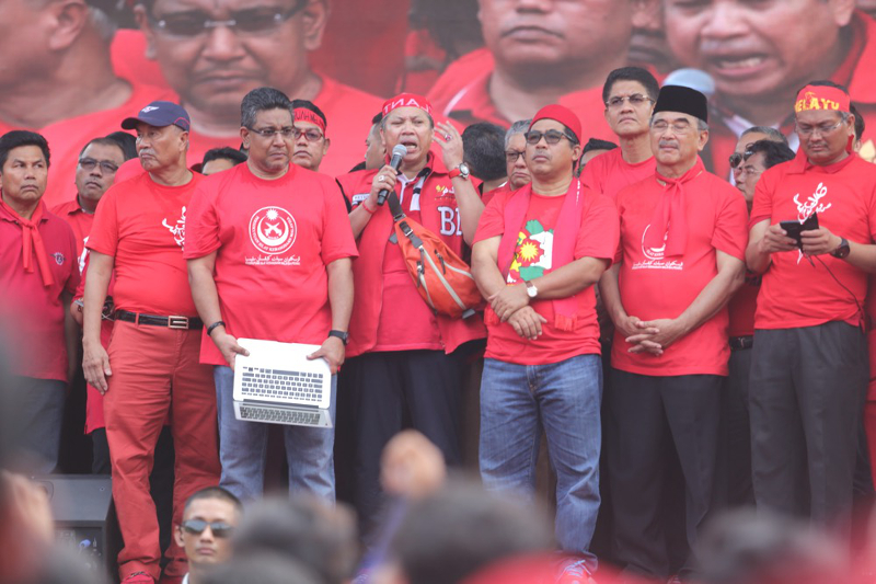 Tan Sri Annuar Musa gives a speech at Padang Merbok during the Himpunan Rakyat Bersatu rally, September 16, 2015. u00e2u20acu201d Picture by Choo Choy May