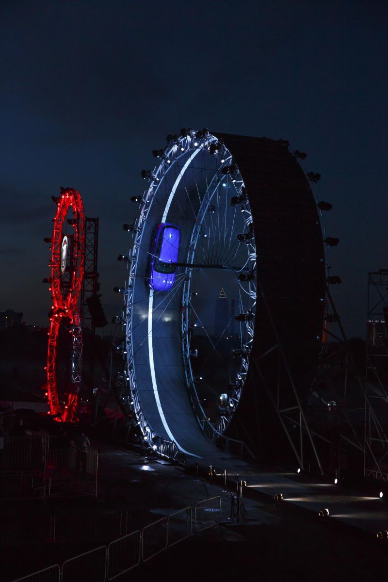 All-new Jaguar F-PACE revealed to a global audience by breaking the Guinness World Record for largest u00e2u20acu02dcloop-the-loopu00e2u20acu2122 ahead of its motor show debut in Frankfurt.u00c2u00a9Jaguar Land Rover