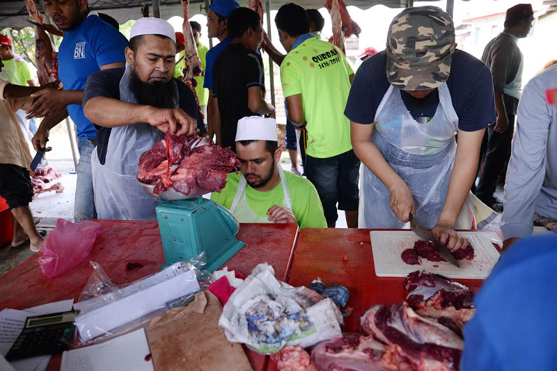 Volunteers prepare meat to be given away at a mosque in Penang on Hari Raya Haji, September 24, 2015. u00e2u20acu201d Picture by K.E. Ooi