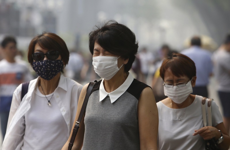 People wearing masks walk at the haze-shrouded shopping district of Orchard Road in Singapore September 24, 2015. u00e2u20acu201du00c2u00a0Reuters pic