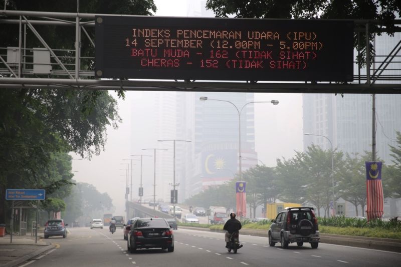 Information board along Jalan Bangsar showing the API reading which has reached unhealthy levels, September 14, 2015. u00e2u20acu201d Picture by Choo Choy May