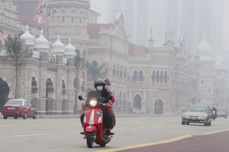 The worsening haze in the country prompts many to wear masks as a precaution, September 14, 2015. u00e2u20acu201d Picture by Choo Choy May