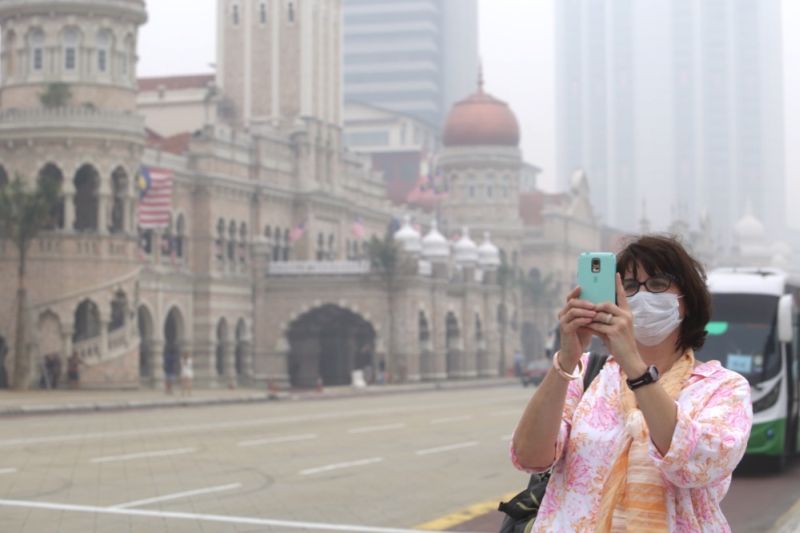 The worsening haze in the country prompts many to wear masks as a precaution, September 14, 2015. u00e2u20acu201d Picture by Choo Choy May