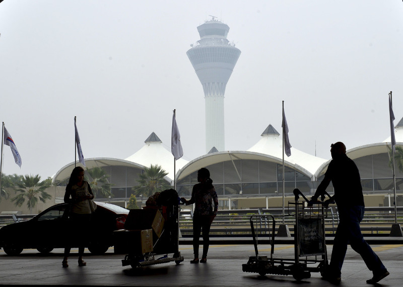 The haze reduced visibility at Kuala Lumpur International Airport (KLIA), September 26, 2015. u00e2u20acu201d Bernama pic