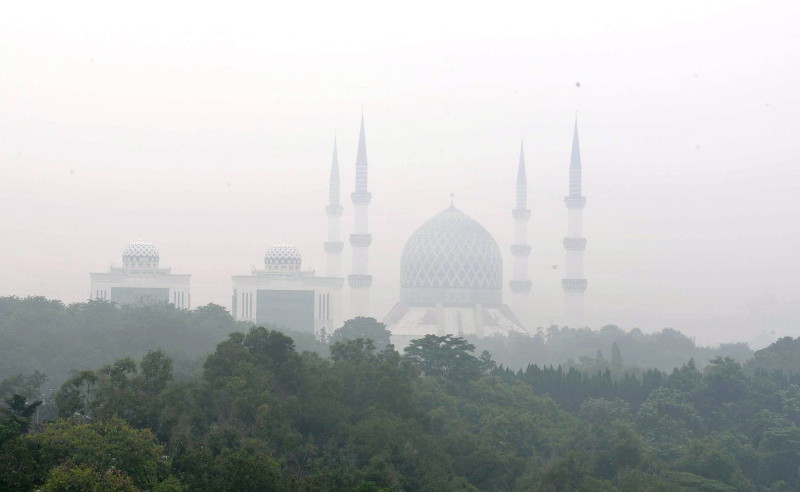 The Sultan Salahuddin Abdul Aziz Shah Mosque is shrouded in haze with an unhealthy Air Pollutant Index (API) reading of 112 in Shah Alam as at 1.00pm Sept 30, 2015. u00e2u20acu201d Bernama pic