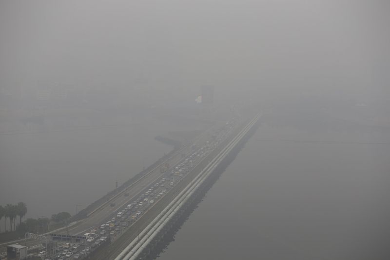 A view of the vehicles plying the Causeway to Malaysia shrouded by haze in Singapore September 29, 2015. u00e2u20acu201d Reuters pic