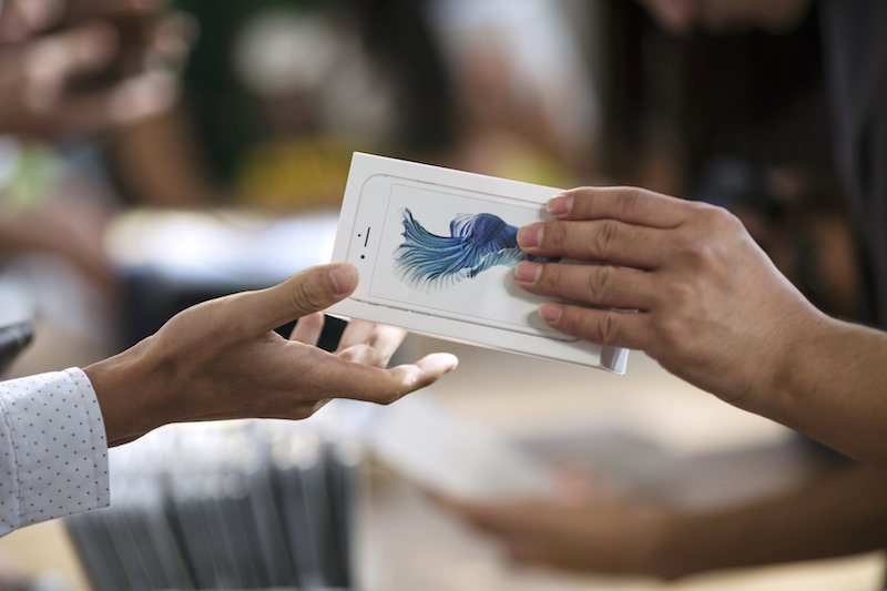 A customer receives his phone as Apple iPhone 6s and 6s Plus go on sale at an Apple Store in Beijing September 25, 2015. — Reuters pic
