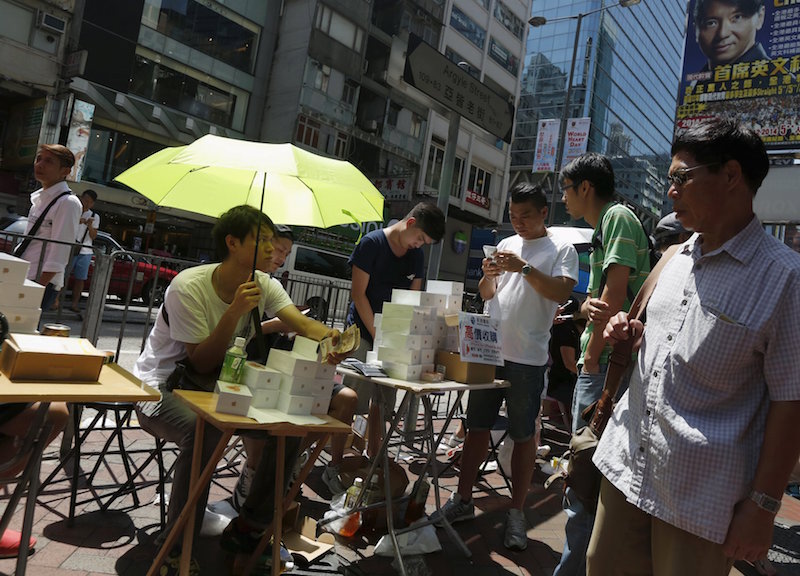 Traders buy newly-released Apple iPhone 6s and iPhone 6s Plus smart phones from people who bought the phones earlier from an Apple Store, at Mongkok shopping district in Hong Kong September 25, 2015. — Reuters pic