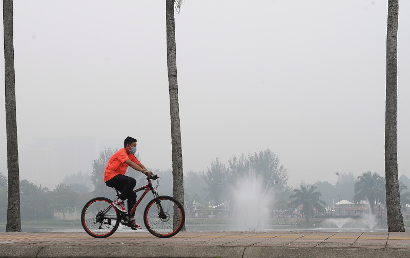 A man cycles on a hazy morning at Taman Tasik Titiwangs, Kuala Lumpur, Sept 27, 2015. The DoE API in Kuala Lumpur reported an unhealthy level with a reading of 250 as at 10am. u00e2u20acu201d Bernama pic