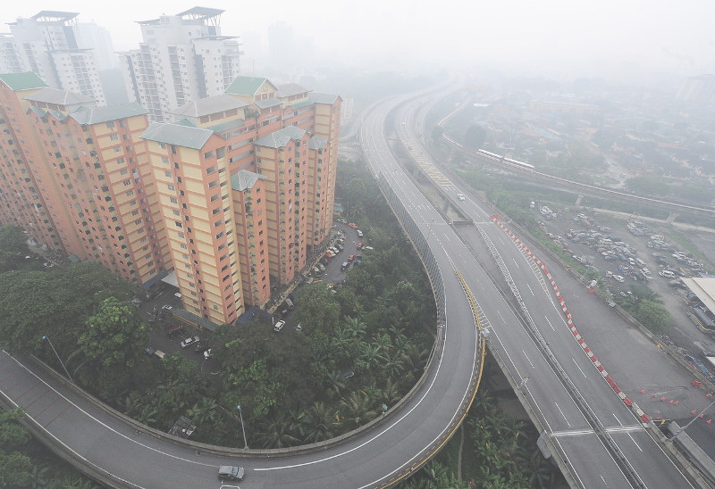 The Berembang Indah apartments are shrouded in the haze with the Air Pollution Index (API) recording an unhealthy 253 in Kuala Lumpur  at 12 noon on September 27, 2015. u00e2u20acu201d Bernama pic