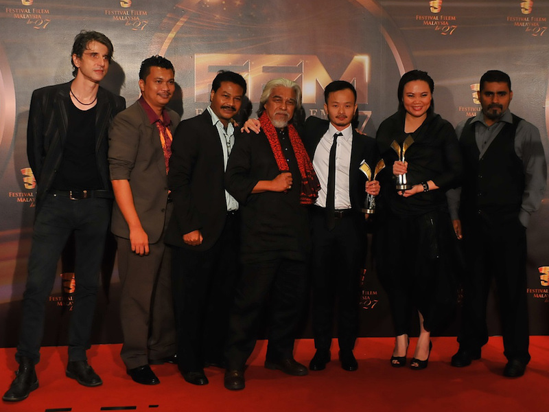 u00e2u20acu02dcLelaki Harapan Duniau00e2u20acu2122 director Liew Seng Tat with his cast. u00e2u20acu201d CinemaOnline pic