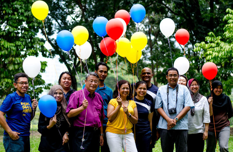 Datin Paduka Marina Mahathir and other participants hold balloons to commemorate Malaysia Day at a picnic to celebrate the event, September 16, 2015. — Picture by Ida Lim