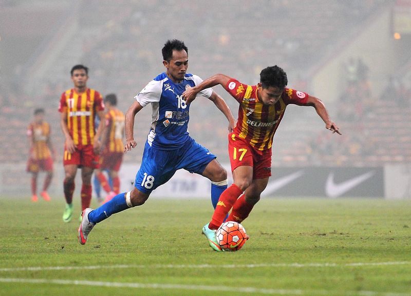 Selangor's Mohd Rizal Fahmi Rosid (right) fending off Felda United's Md Aizul Ridzwan during their Malaysia Cup clash at the Shah Alam Stadidum, September 26, 2015. u00e2u20acu201d Bernama pic