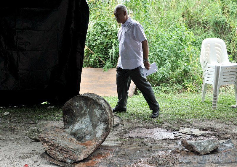 CID Director Datuk Seri Mohamad Salleh examining a concrete-filled oil drum believed to contain the remains of Anthony Kevin Morais found in the swamp at USJ 1, Subang Jaya, Sept 16, 2015. u00e2u20acu201d Bernama pic