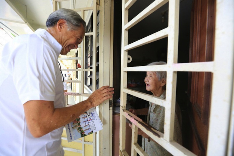 Dr Ng Eng Hen meeting residents during a walkabout in Toa Payoh on Tuesday. u00e2u20acu201d TODAY pic