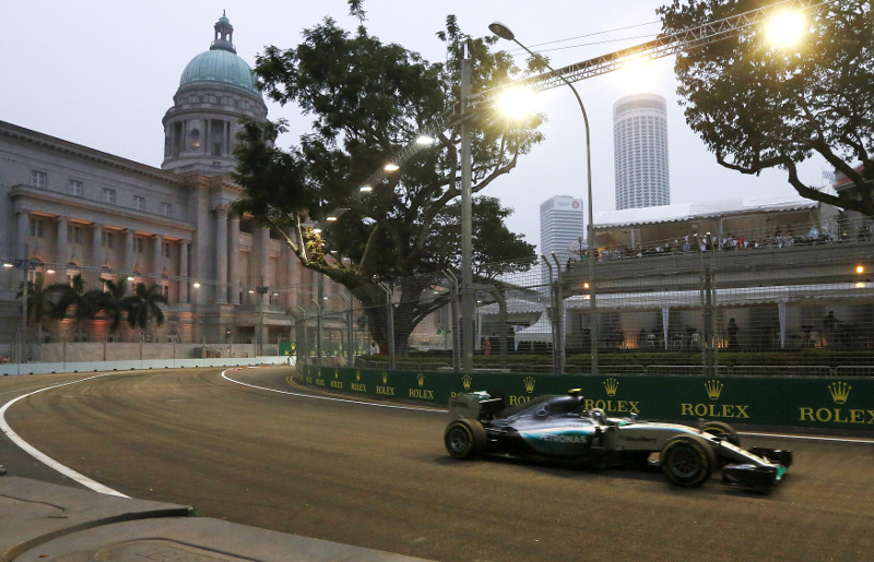 Mercedes Formula One driver Nico Rosberg of Germany drives at the Marina Bay street circuit during the first practice session of the Singapore F1 Grand Prix September 18, 2015. u00e2u20acu201d Reuters pic