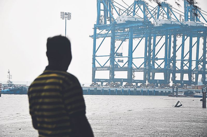 Port Klang had an unhealthy API reading of 101 at 5pm yesterday.  u00e2u20acu201d Picture by Shahnaz Fazlie