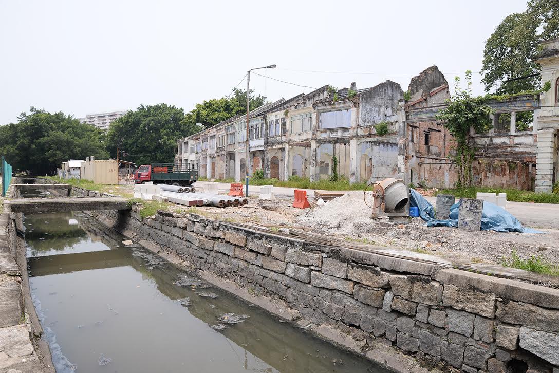 The Prangin Canal at Sia Boey or the Prangin Market and the row of pre-war shophouses that had crumbled into ruins over the years of being left vacant. — Picture by K.E.Ooi