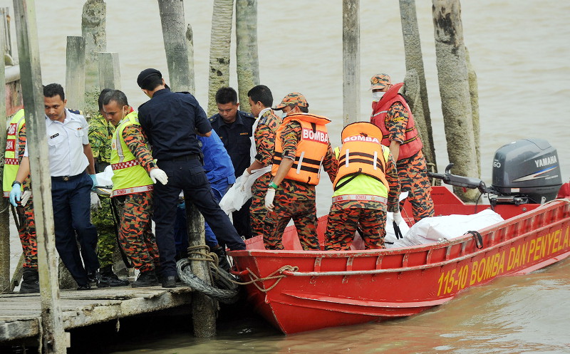 File picture shows rescue team personnel on September 4, 2015 recovering seven more bodies from the boat that capsized off the coast near Sabak Bernam. u00e2u20acu201d Bernama pic