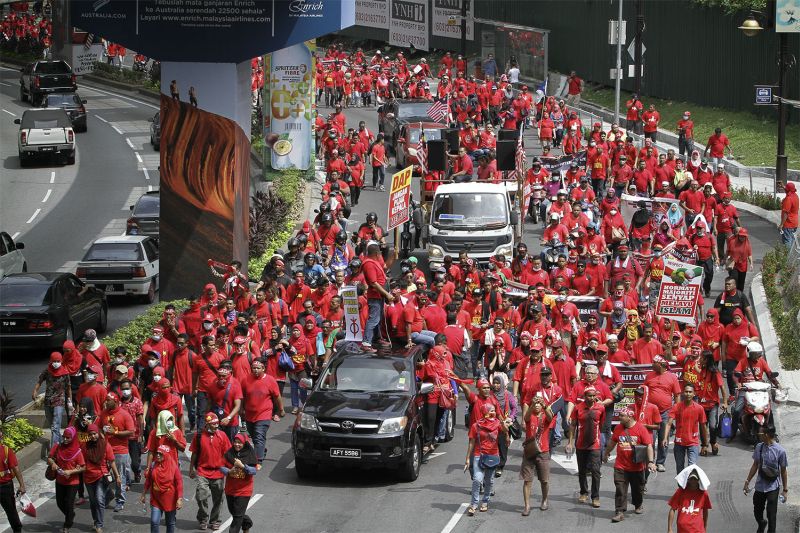 Red shirt protesters marching through Jalan Sultan Ismail heading to Padang Merbok, September 16, 2015. ― File pic