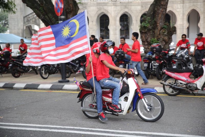 Hundreds of protesters have been spotted at the National Mosque. u00e2u20acu2022 Picture by  Choo Choy May