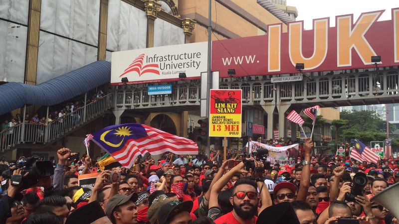 Thousands of red shirts swarm popular Petaling Street, September 16, 2015. u00e2u20acu2022 Picture by Kamles Kumar