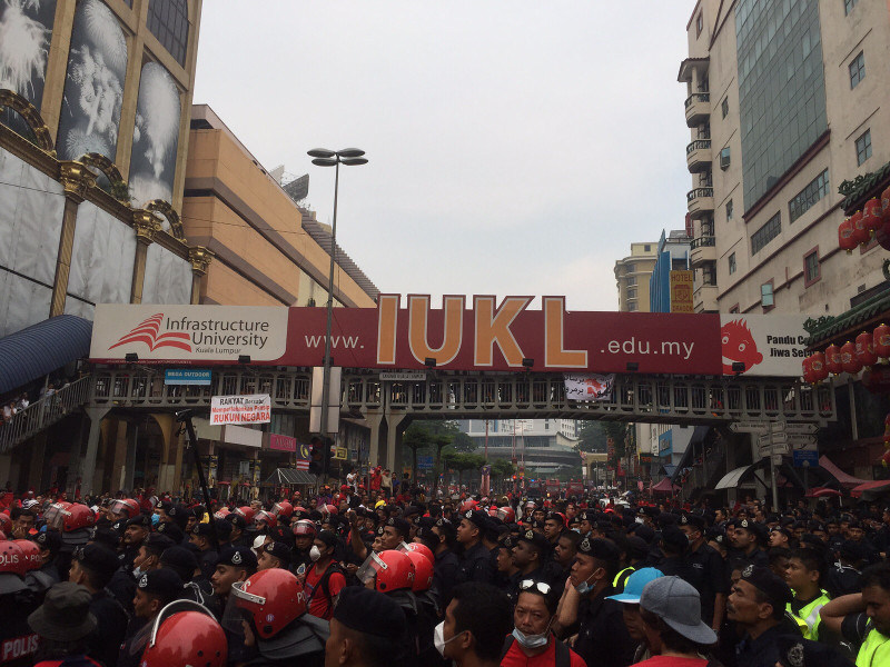 Protesters are holding their ground at Petaling Street, insisting that the authorities allow them to march through the popular lane usually dominated by Chinese vendors, September 16, 2015. — Picture by Kamles Kumar