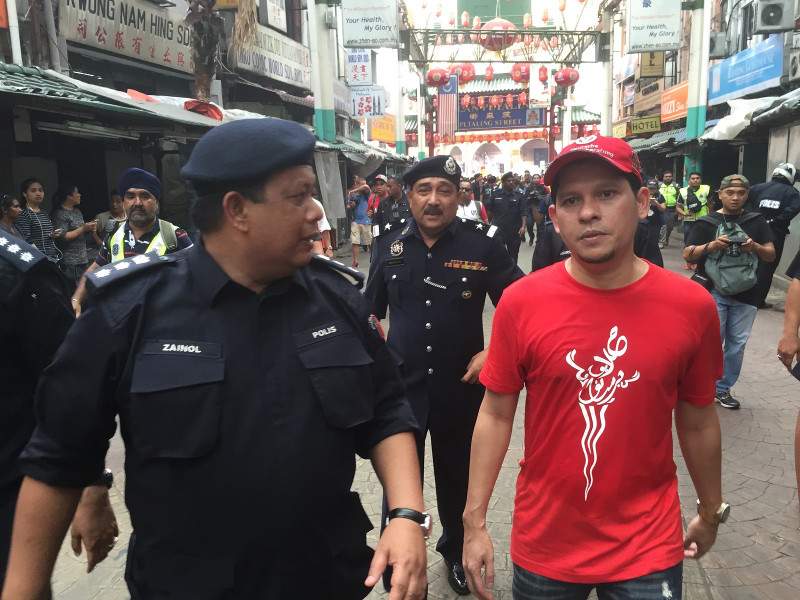 Dang Wangi OCPD Asst Comm Zainol Samah escorting a representative from the #Merah169 rally through Petaling Street, September 16, 2015. u00e2u20acu201d Picture by Kamles Kumar