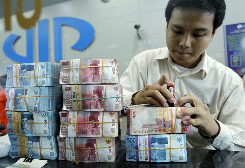 A teller prepares Indonesian rupiah for a customer at a money changer in Jakarta, Indonesia, September 19, 2015. u00e2u20acu2022 Reuters pic