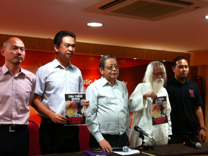 Datuk A. Samad Said (second from right) at a press conference at DAP's headquarters in Kuala Lumpur on September 8, 2015. u00e2u20acu201d Picture by Boo Su-Lyn