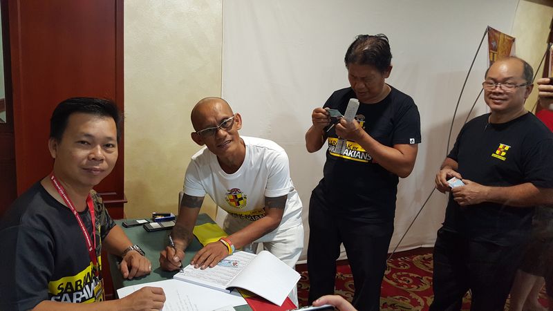 S4S movement leader Peter John Jaban is the first to sign the petition after the campaign on Sept 16, 2016. Seen on the left is human rights activist KC Tan. u00e2u20acu201d Picture by Sulok Tawie