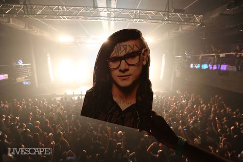 A fan holds a paper mask bearing EDM DJ Skrillexu00e2u20acu2122s likeness. u00e2u20acu201d Livescape pic via TheHive.Asia