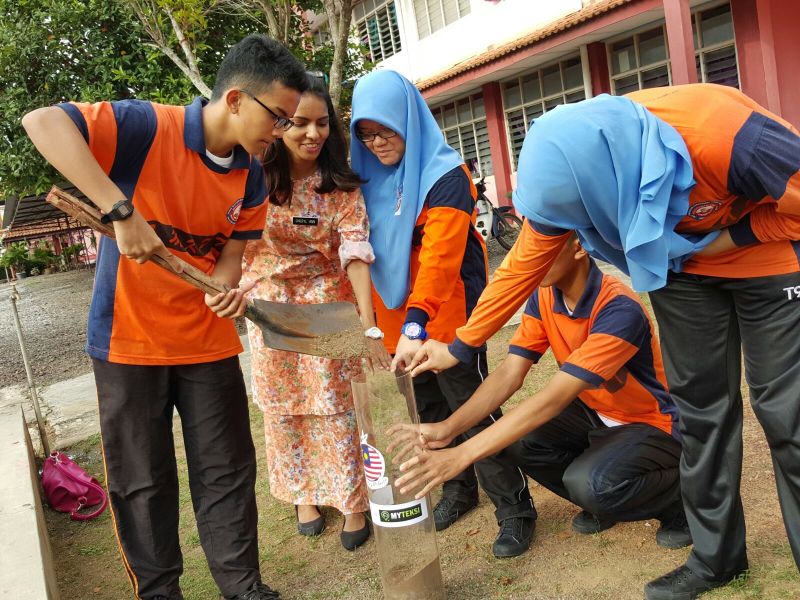 Cheryl Ann Fernando and her SMK Pinang Tunggal students in Sungai Petani. u00e2u20acu2022 Picture courtesy of Niki Cheong