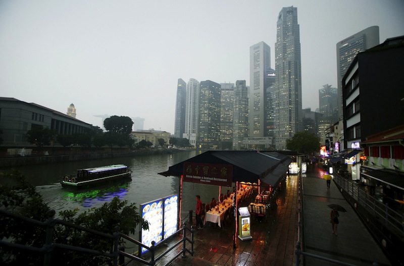 A bumboat passes empty restaurants near the haze shrouded central business district in Singapore September 28, 2015. u00e2u20acu201d Reuters pic